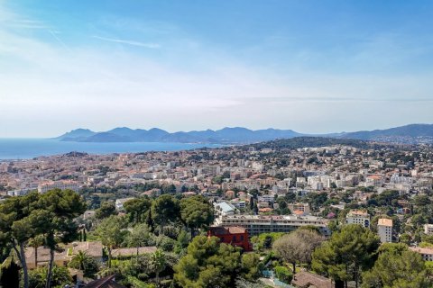 5 bedrooms Villa in Cannes, France No. 99305 3