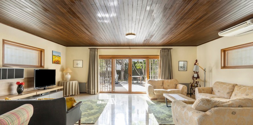 5 bedrooms Villa in Urbanizacion Las Filipinas, Spain No. 117133