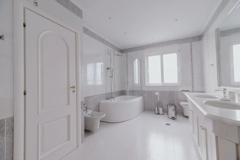 7 bedrooms Villa in Kalyvia Thorikou, Greece No. 107938 4