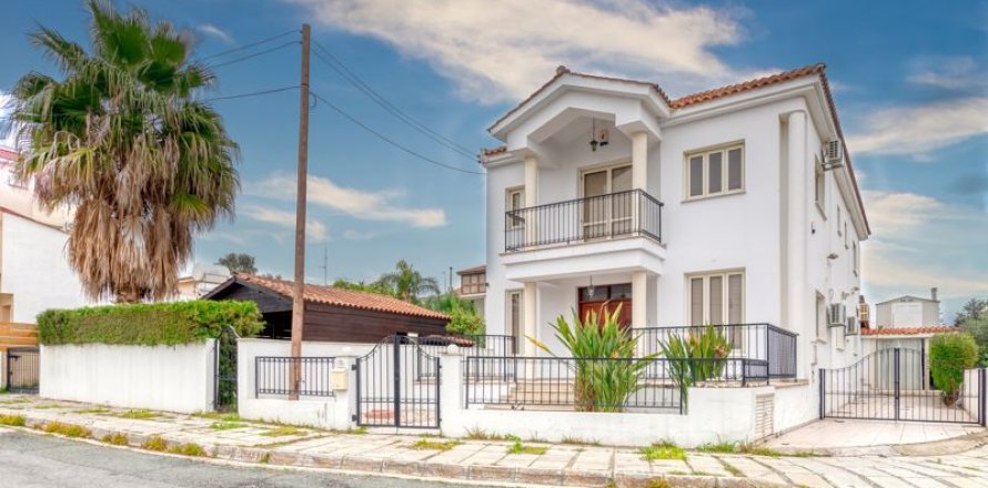 4 bedrooms Villa in Aradippou, Cyprus No. 36761