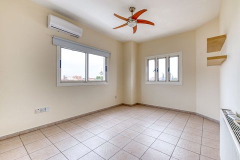 4 bedrooms Villa in Aradippou, Cyprus No. 36761 16