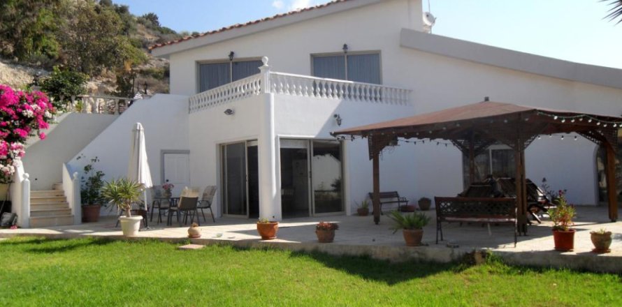 4 bedrooms Villa in Limassol, Cyprus No. 106080