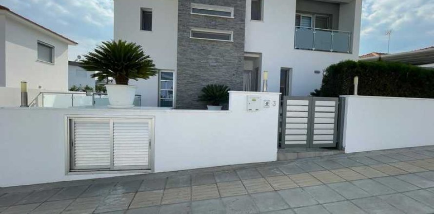 5 bedrooms House in Parekklisia, Cyprus No. 39593