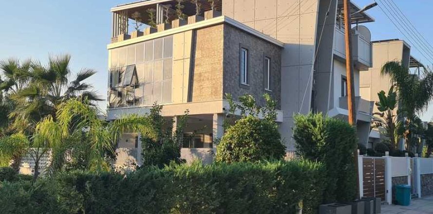 4 bedrooms House in Agios Tychonas, Cyprus No. 31096