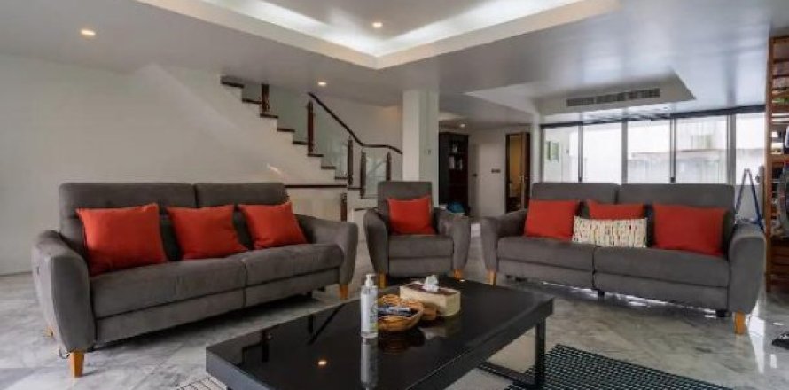 3 dormitorios Townhouse en Bangkok, Thailand No. 96298