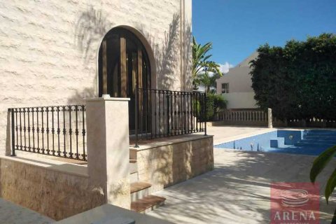 5 bedrooms Villa in Oroklini, Cyprus No. 79651 8