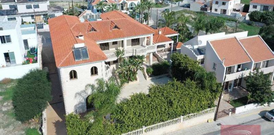 5 bedrooms Villa in Oroklini, Cyprus No. 79651