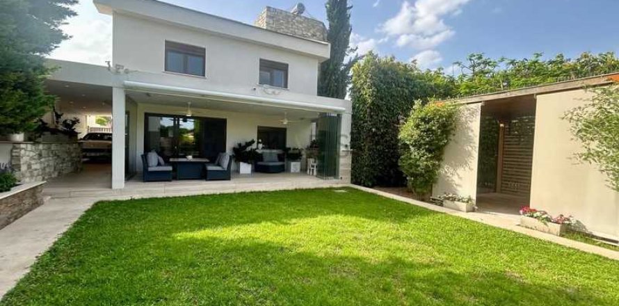 5 dormitorios Villa en Aradippou, Cyprus No. 80751
