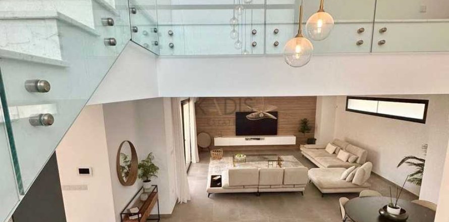 5 bedrooms Villa in Germasogeia, Cyprus No. 76792