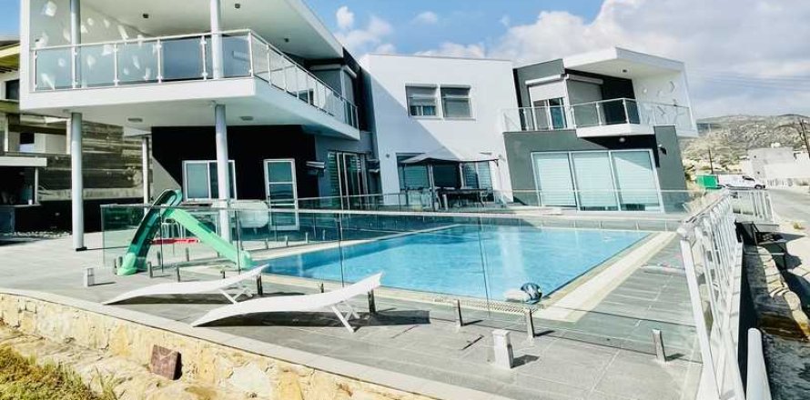 5 dormitorios Villa en Agios Athanasios, Cyprus No. 100690