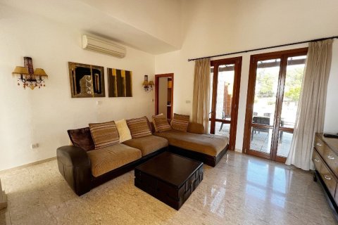 3 bedrooms House in Paphos, Cyprus No. 37274 3