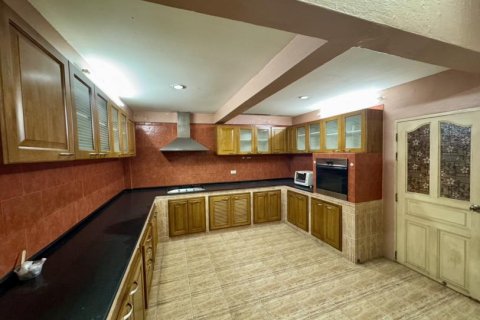 3 bedrooms Townhouse in Bangkok, Thailand No. 96996 9