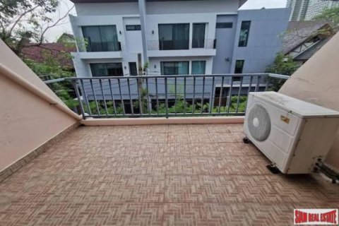 3 bedrooms Townhouse in Bangkok, Thailand No. 96996 2