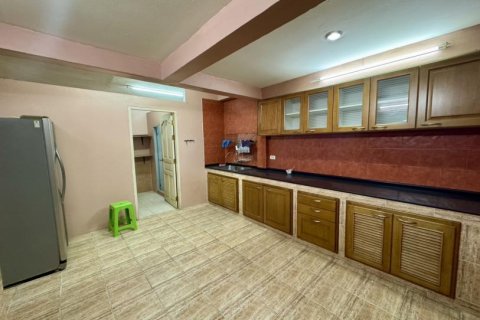 3 bedrooms Townhouse in Bangkok, Thailand No. 96996 10