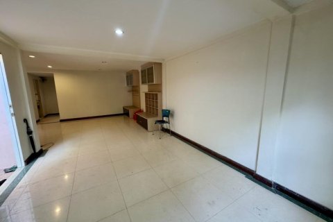 3 bedrooms Townhouse in Bangkok, Thailand No. 96996 3