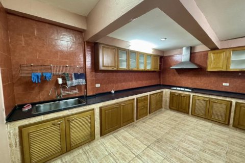 3 bedrooms Townhouse in Bangkok, Thailand No. 96996 8