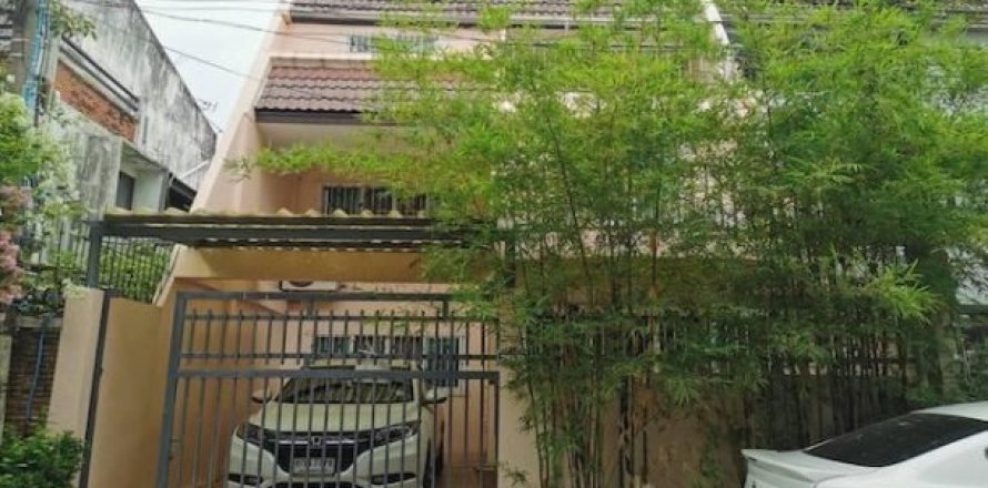 3 bedrooms Townhouse in Bangkok, Thailand No. 96996