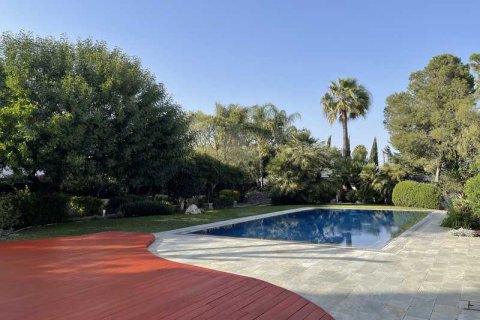 Дом с 5 спальнями в Строволос, Кипр №76760 9