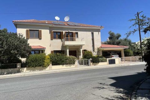 Дом с 5 спальнями в Строволос, Кипр №76760 14