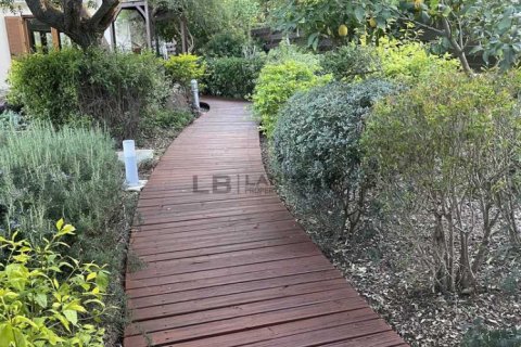 Дом с 5 спальнями в Строволос, Кипр №76760 12