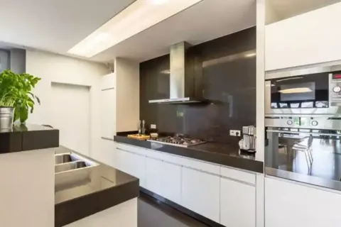 3 bedrooms Apartment in Limassol, Cyprus No. 34090 8