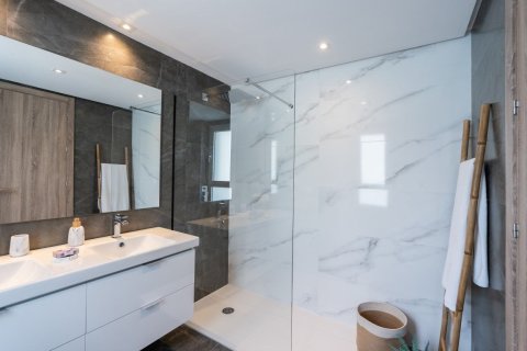 3 bedrooms Penthouse in Tan Quang, Vietnam No. 27004 16