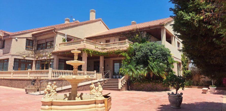 871m² Commercial property en La Zenia, Spain No. 83762