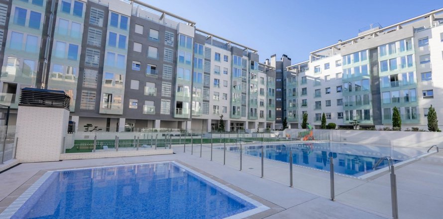 4 bedrooms Apartment in Madrid, Spain No. 26132