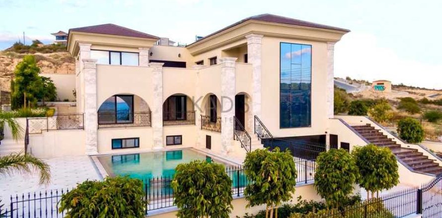 5 bedrooms Villa in Mesa Geitonia, Cyprus No. 77948