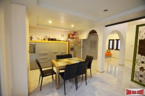 3 bedrooms Townhouse in Bangkok, Thailand No. 96844 4