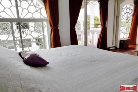 3 bedrooms Townhouse in Bangkok, Thailand No. 96844 10