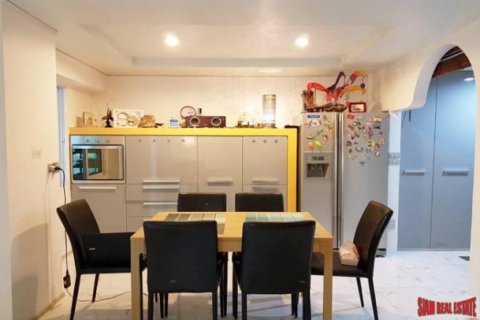 3 bedrooms Townhouse in Bangkok, Thailand No. 96844 9