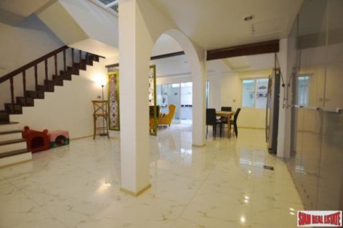3 bedrooms Townhouse in Bangkok, Thailand No. 96844 3