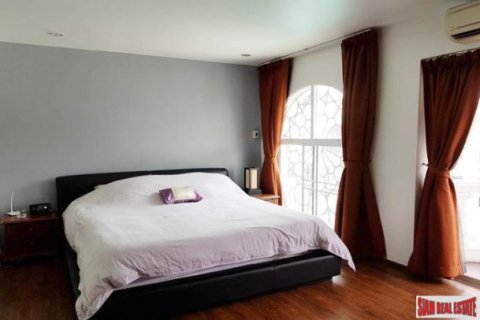 3 bedrooms Townhouse in Bangkok, Thailand No. 96844 2