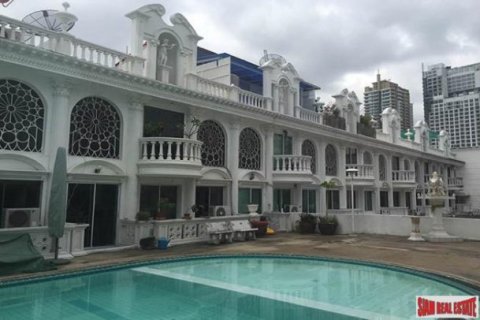 3 bedrooms Townhouse in Bangkok, Thailand No. 96844 1