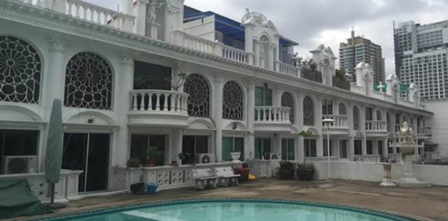 3 bedrooms Townhouse in Bangkok, Thailand No. 96844