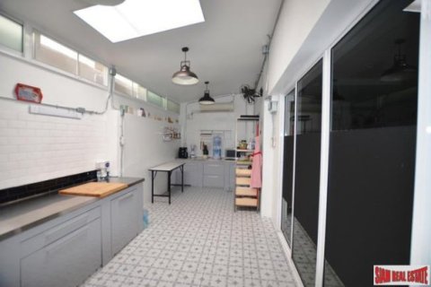 3 bedrooms Townhouse in Bangkok, Thailand No. 96844 12