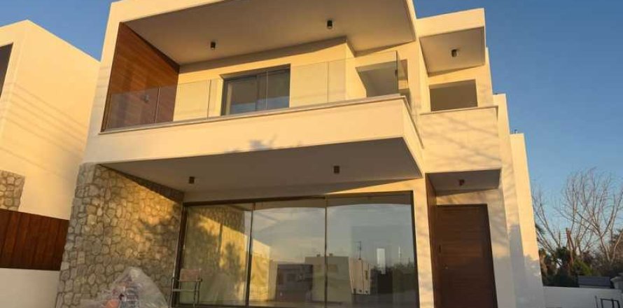 4 bedrooms House in Geroskípou, Cyprus No. 39516