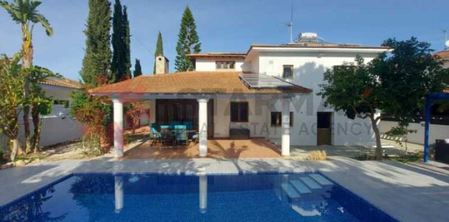 Дом с 5 спальнями в Арадипу, Кипр №82694