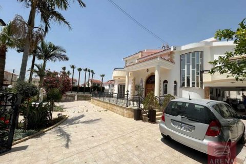 4 bedrooms Villa in Larnaca, Cyprus No. 79640 6