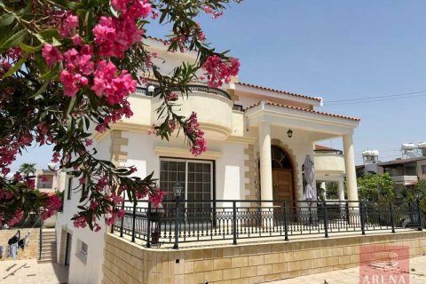 4 bedrooms Villa in Larnaca, Cyprus No. 79640 1