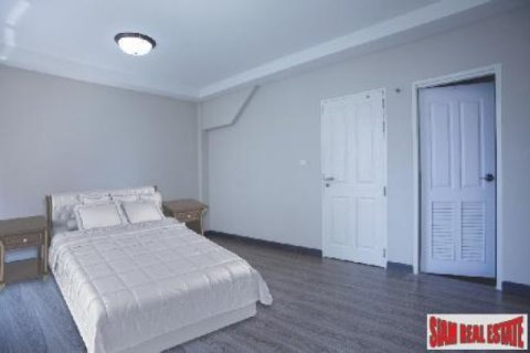 2 bedrooms Commercial property in Bangkok, Thailand No. 96528 12