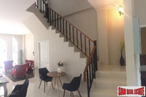 2 bedrooms Commercial property in Bangkok, Thailand No. 96528 4