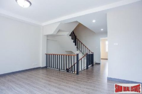 2 bedrooms Commercial property in Bangkok, Thailand No. 96528 8