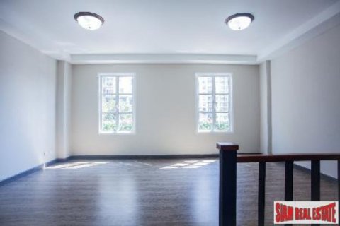 2 bedrooms Commercial property in Bangkok, Thailand No. 96528 9