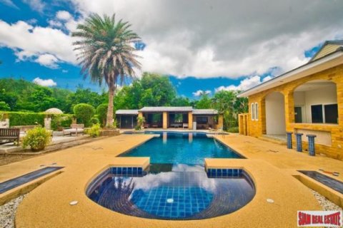 6 bedrooms Villa in Chonburi, Thailand No. 97045 9