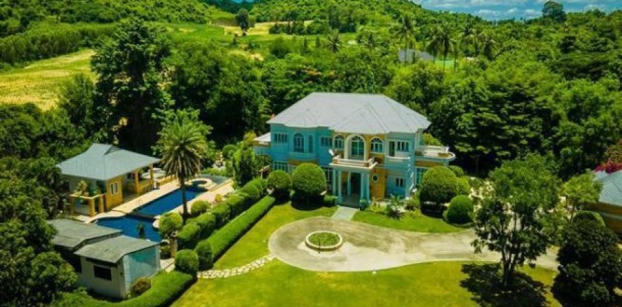 6 bedrooms Villa in Chonburi, Thailand No. 97045