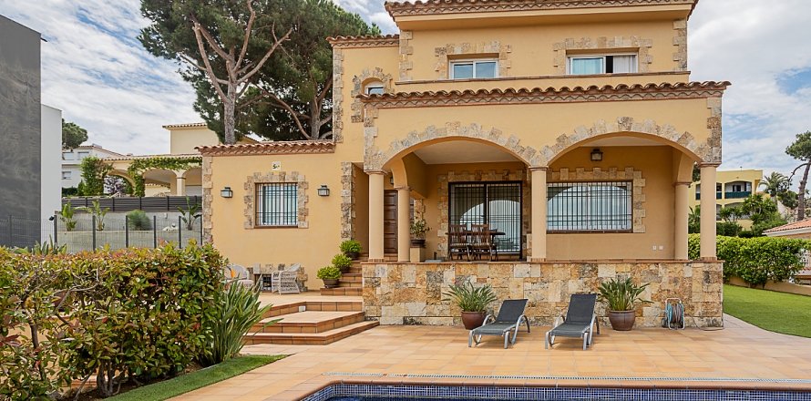 4 dormitorios House en Lloret de Mar, Spain No. 26480