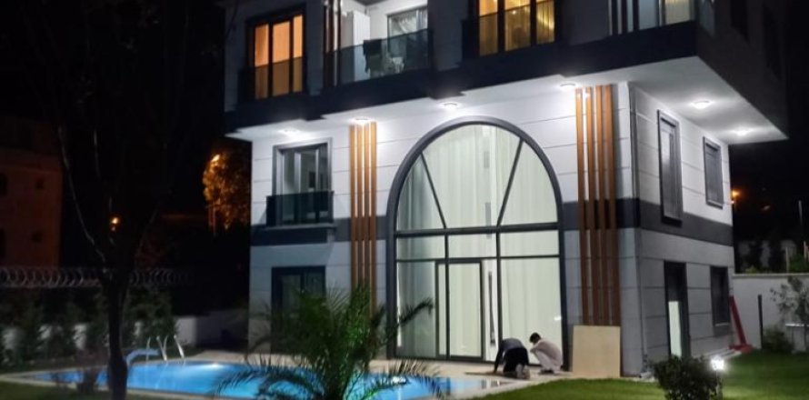 6 bedrooms Villa in Istanbul, Turkey No. 14771