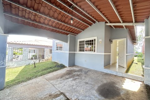 3 bedrooms House in Barrio Colon, Panama No. 117731 2
